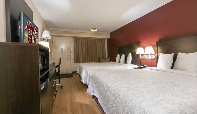 Relax and Unwind! Pets Allowed, Free Parking, Short Drive to MetLife Stadium