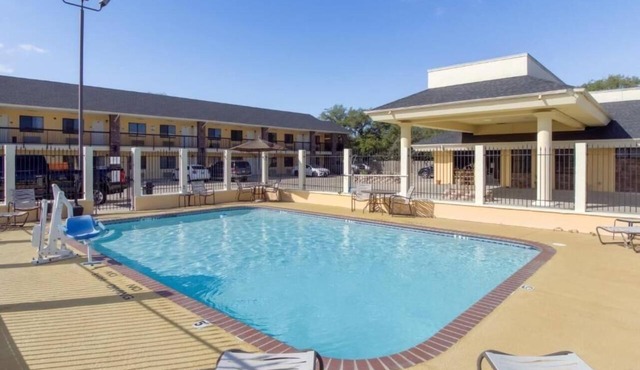 Relax and Unwind! Swimming Pool, Free Parking, Free Breakfast!