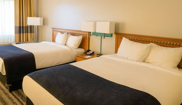 Relax and Unwind! Kid-friendly Unit w/FREE Breakfast & Parking! Pool & Hot Tub!