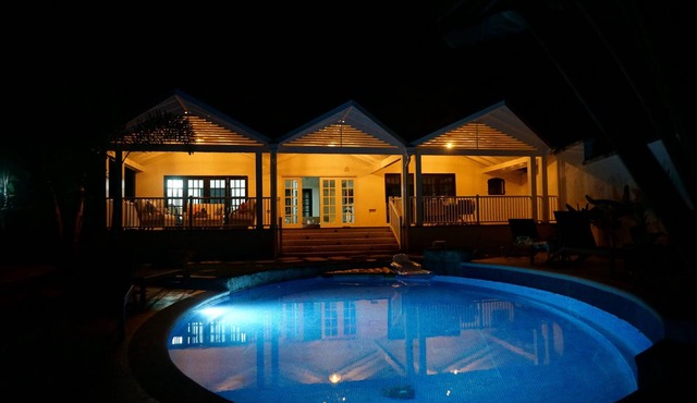 Relax by the pool, close to beach - Toad Hall