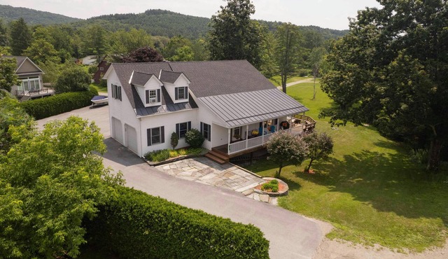 Relax by "The Water's Edge" & enjoy amazing views and year round fun! 6BR/3.5BA