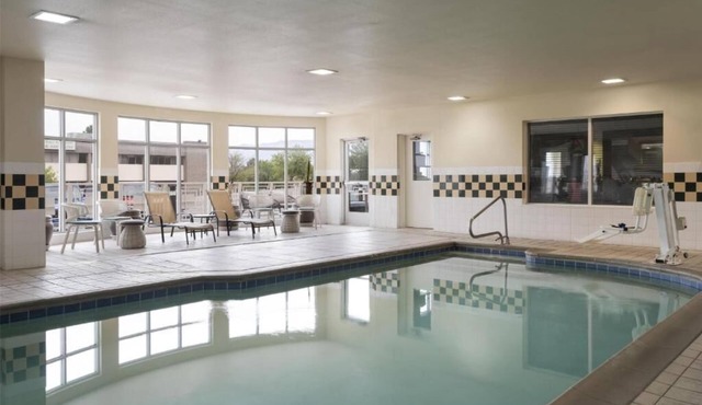 Relax in 1 unit king bed near Albuquerque Airport/Gym/Pool/Free Breakfast