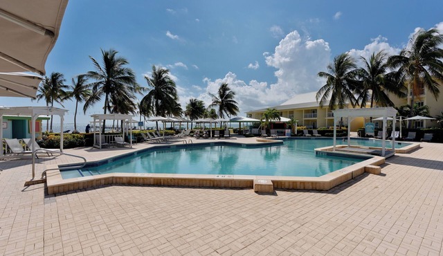 Relax in 2 Oceanfront Suites w/Full Kitchen, Pool & Bar Access