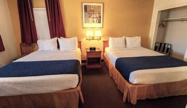 Relax in 2 Simple Rooms with 2 Queens + Private Bath Near Downtown Pendleton