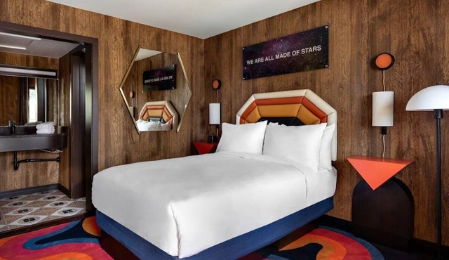 Relax in a Charming Room, Perfect for Couples Seeking a Nostalgic Getaway