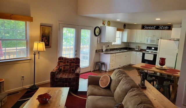 Relax in comfort at the Alpine Cottage 2 which is centrally located in Helen.