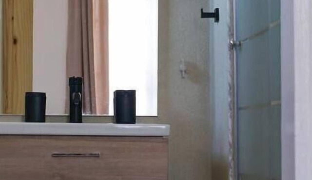 Relax in peace and comfort in a 1-bedroom Flat in Christ Church with WiFi, AC
