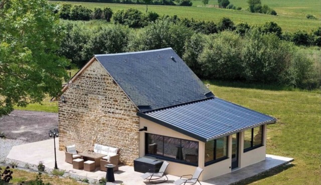 Relax in quiet, elegant accommodation with jacuzzi