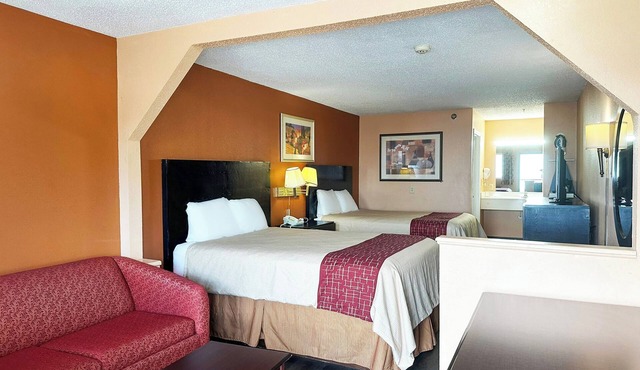 Relax in Spacious Queen Room Near Intramural Fields + Private Parking Included