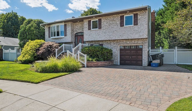 Relax in Style: Heated Pool, Golf Area, Gym & 2 Offices at Luxury Home