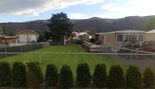 Relax in Sunland, just minutes away to The Gorge & Cave B Winery!!