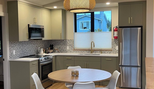Relax in this modern and clean 2-bedroom house. Close to everything Cumberland.