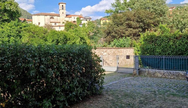 Relax in this quiet space centrally located in Massa.