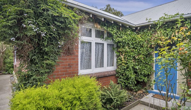 Relax on Rose Street - central Timaru home