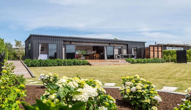 Relax on the Deck – Luxury Entertainer with Seasonal Communal Pool, Tennis & Sunny Outdoor Living
