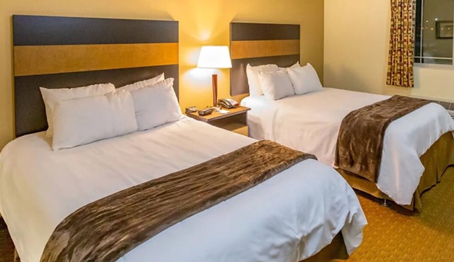 Relax & Recharge – 2 Full Beds w/Roomy Layout, Kitchen & Downtown Access