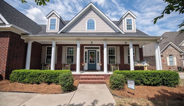 Relax, Recharge & Make Memories - Luxury Evans 6 Bedroom Getaway