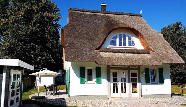 Relax under thatch with sauna, fireplace and sea - 5 star holiday home