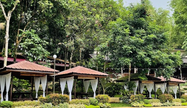 RELAX, UNWIND, REFRESH. OUR MOUNTAIN RESORT AWAITS.