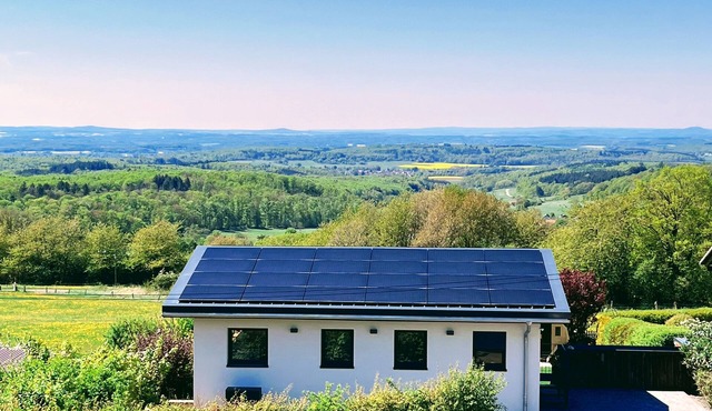 Relax with panoramic views in the Vogelsberg. With sauna and whirlpool.