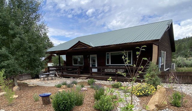 Relax with quiet mountain views just minutes from town!