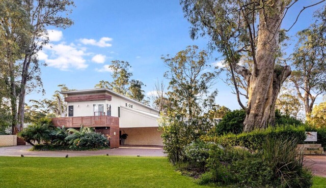 Relax with the whole family at this Holiday Mansion.