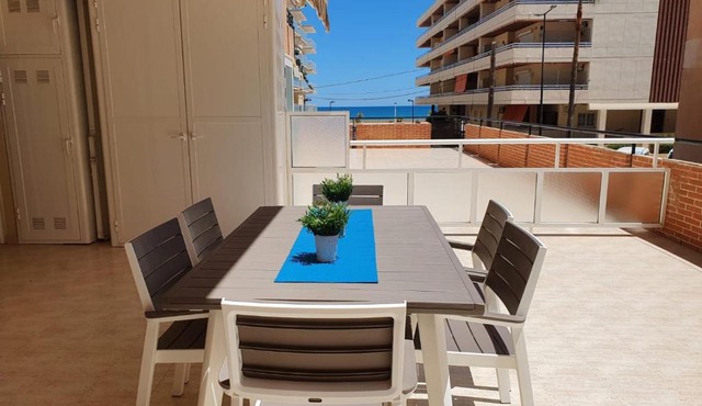 Relax y cómodo APARTAMENTO CON GRAN TERRAZA, PARKING, PISCINA Y CON VISTAS AL MAR, A SOLO 50 m DE LA PLAYA