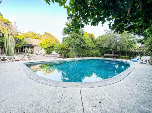 Relaxed and Cozy Poolside Studio - LOU2 - BUR