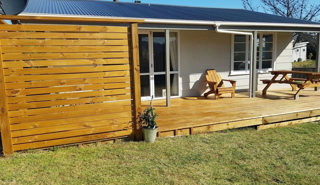 Relaxed Beach Retreat, mod family friendly bach quiet clean close to beach WIFI
