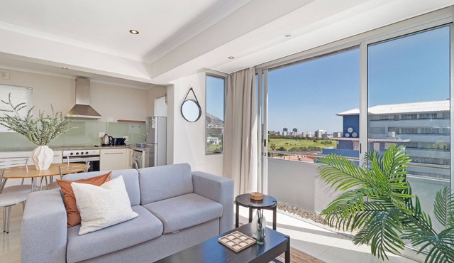 Relaxed Oceanfront Stay in Mouille Point