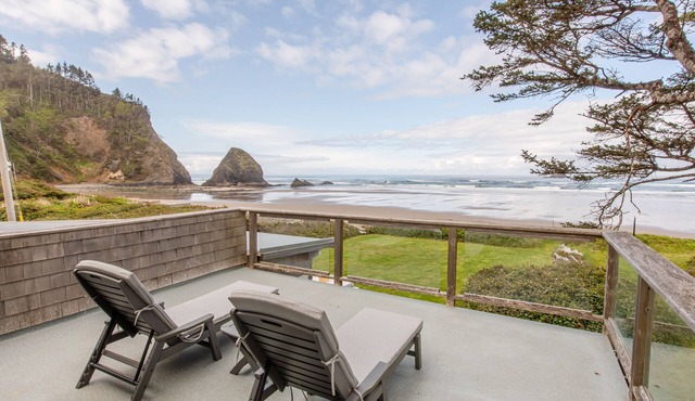 Relaxed Oceanfront with Direct Beach Access, Dog-Friendly, Balconies, Fireplace, Yard, Ping Pong
