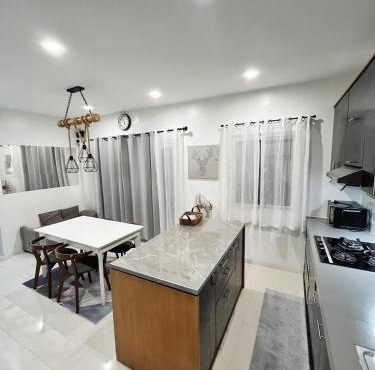 Relaxing 2BR Corner Home with Calming Lanai Area