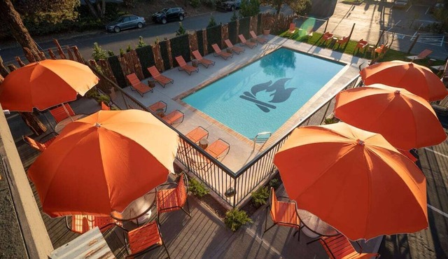 Relaxing Accommodation with Free Parking, Outdoor Swimming Pool!