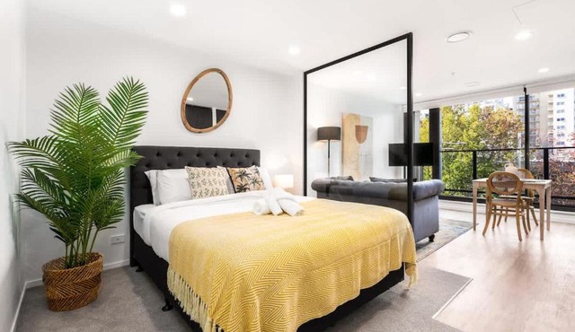 Relaxing Aircon Studio Living Beside Park in CBD - Pool & Gym