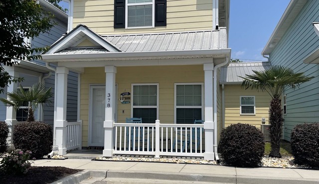 Relaxing and Cozy Cottage, only a block from the beach!