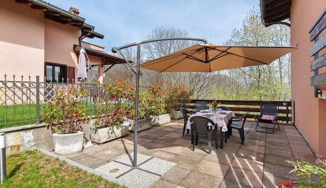 Relaxing Attic Retreat with Mountain View, Private Terrace, and Wi-Fi