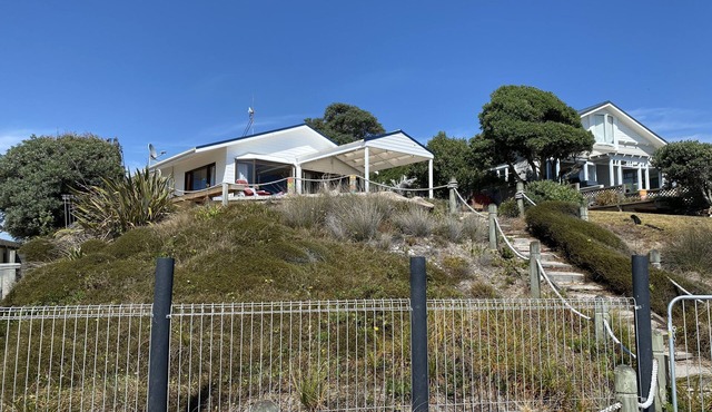 Relaxing beach-front living