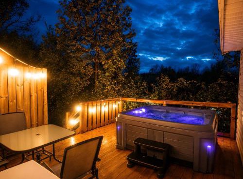 Relaxing Chalet Getaway with Spa Fireplace & BBQ