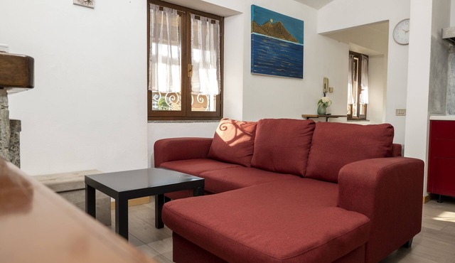 Relaxing dwelling overlooking Lake Maggiore in the historic center of Dormelletto