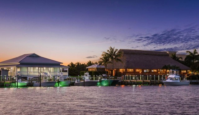 Relaxing Getaway! 2 Elegant Rooms, Outdoor Pool, Free Breakfast!