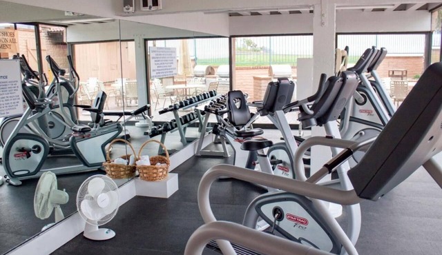 Relaxing Getaway! 2 Spacious Units w/Free Parking, Gym & Onsite Pool!