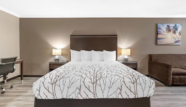 Relaxing Getaway w/Plush Bedding & Easy Beach Access – Great for Couples!