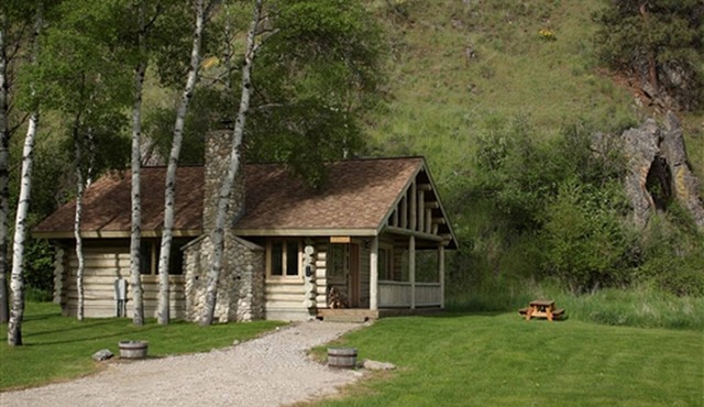 Relaxing Glamping Vacation: Fantastic Log Cabin in Darby, MT