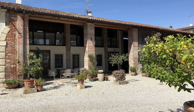 Relaxing historic villa greenery cyclepath to the city center lake Valpolicella