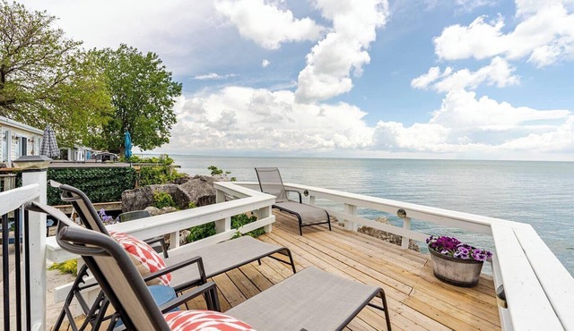 Relaxing lakefront cottage near wineries and beach