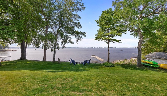 Relaxing Lakefront Cottage, Kayaks, Bikes, Fishing