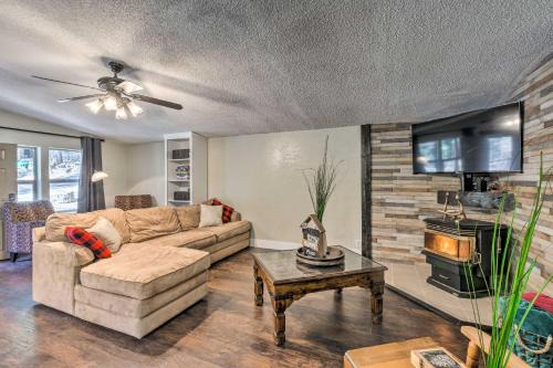 Relaxing Lincoln Forest Retreat w/Wraparound Deck