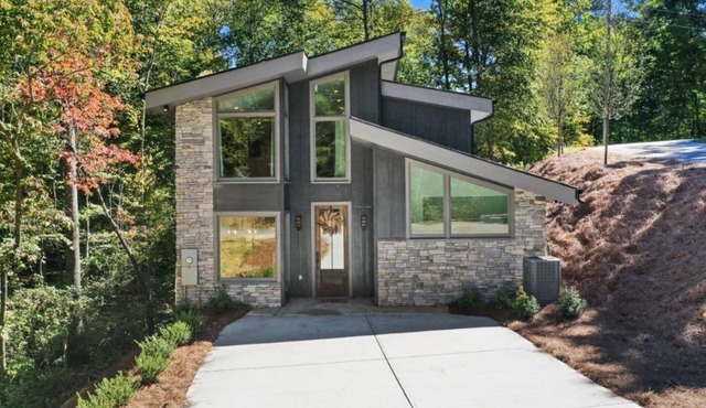 Relaxing & Peaceful Modern Farmhouse, Hot Tub, Outdoor Covered Fireplace, Creek