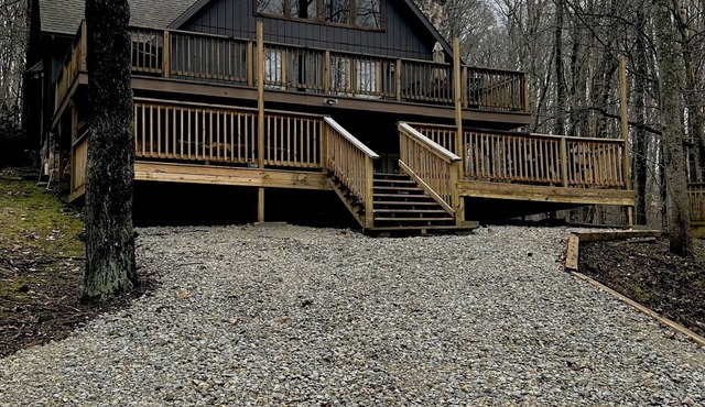 Relaxing private retreat w/Hot Tub, wi-fi, treehouse, game room, new large deck