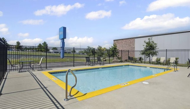 Relaxing Private Room Close to Blue Springs Dining & Shopping Spots